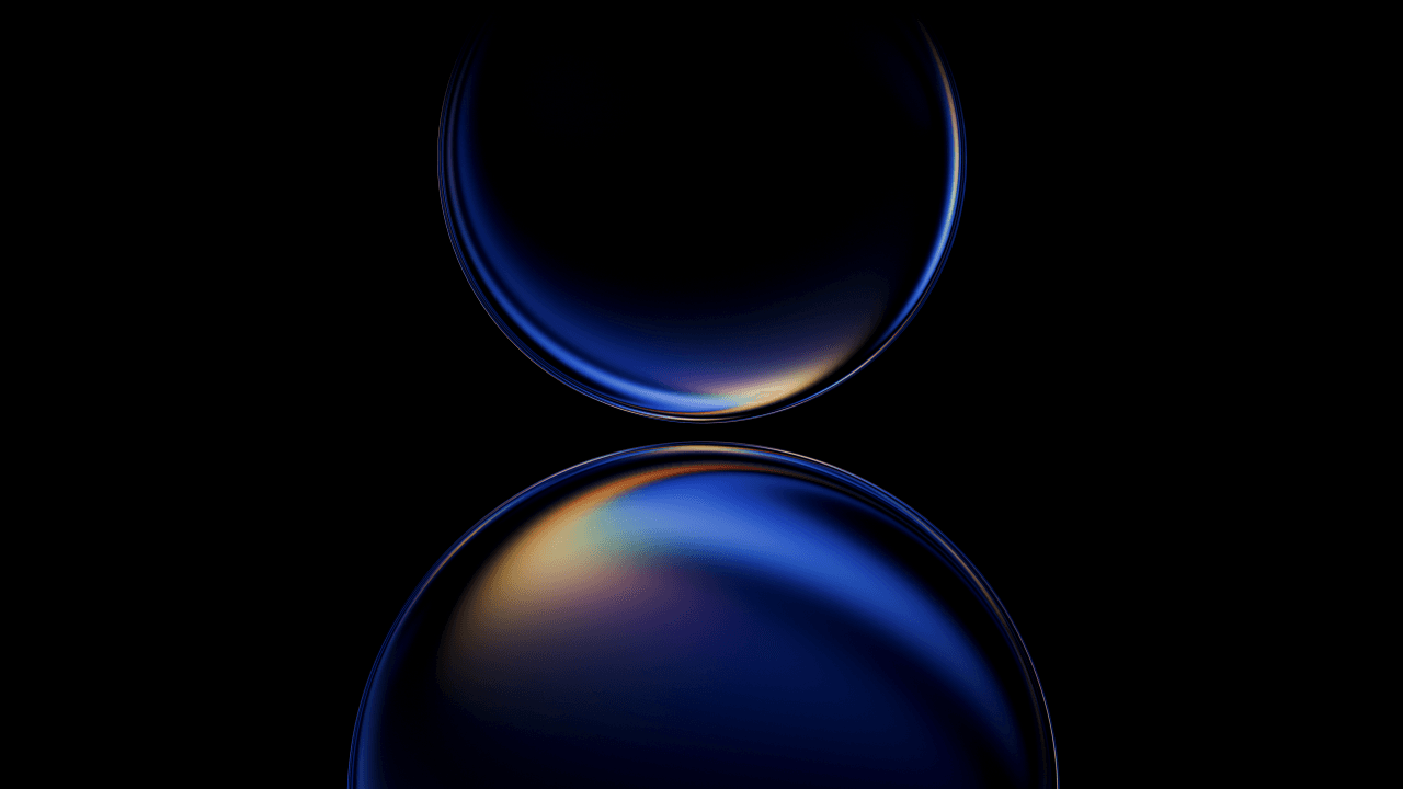 Deux sphères sombres aux reflets bleus et dorés se faisant face sur un fond noir.