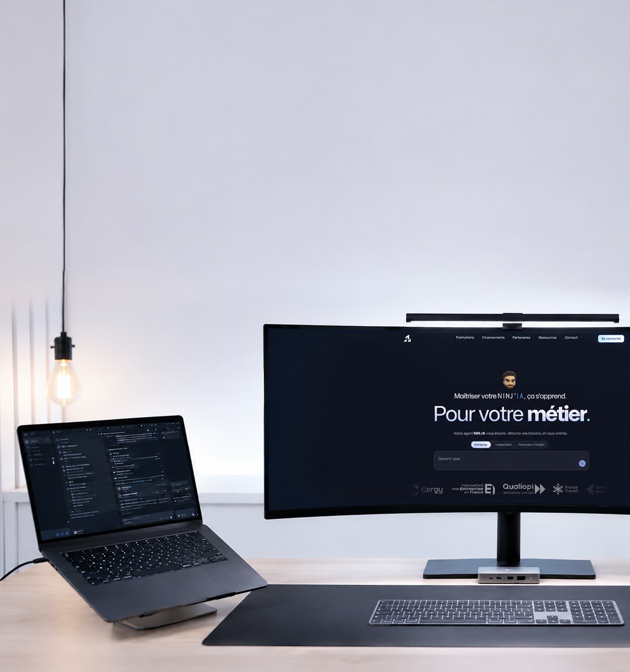 Un poste de travail lumineux : écran incurvé affichant le site LUAF