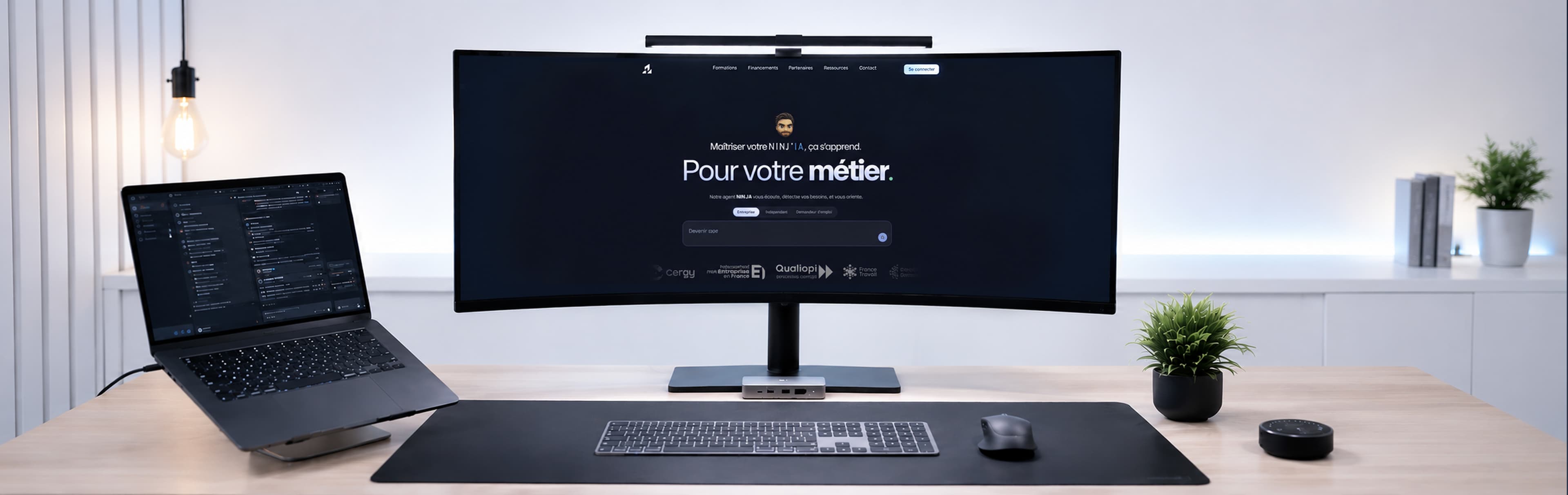 Un poste de travail lumineux : écran incurvé affichant le site LUAF