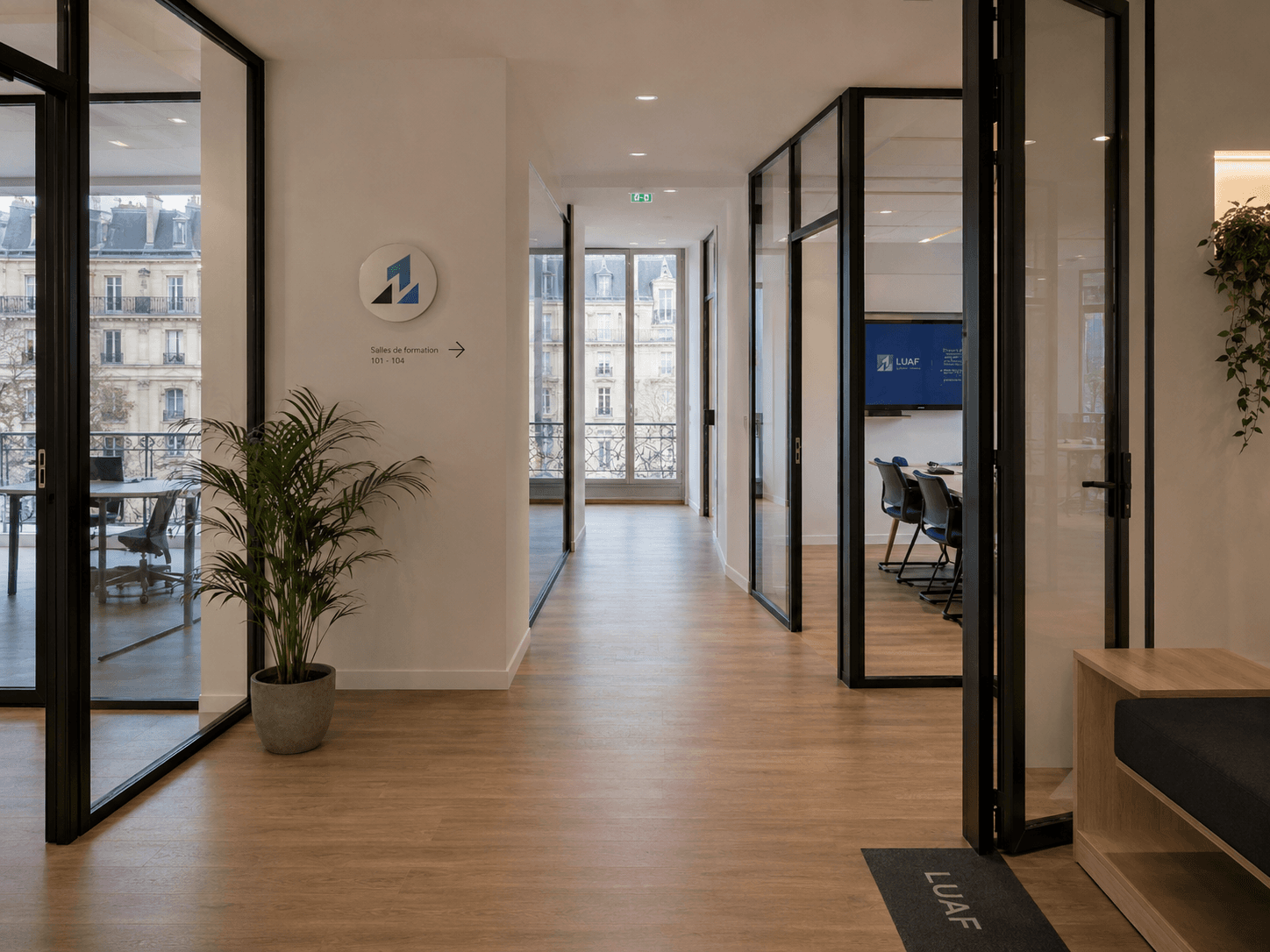 Les locaux LUAF : couloir des salles de formation, salle équipée d’un écran LUAF